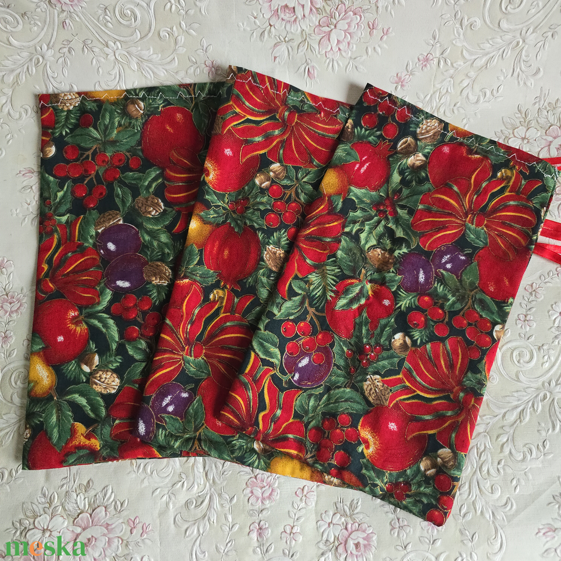 Karácsonyi mintás (masni, dió, fagyal, szilva, alma) mikulás zsák, textil ajándéktasak - karácsony - mikulás - mikulás zsák - Meska.hu