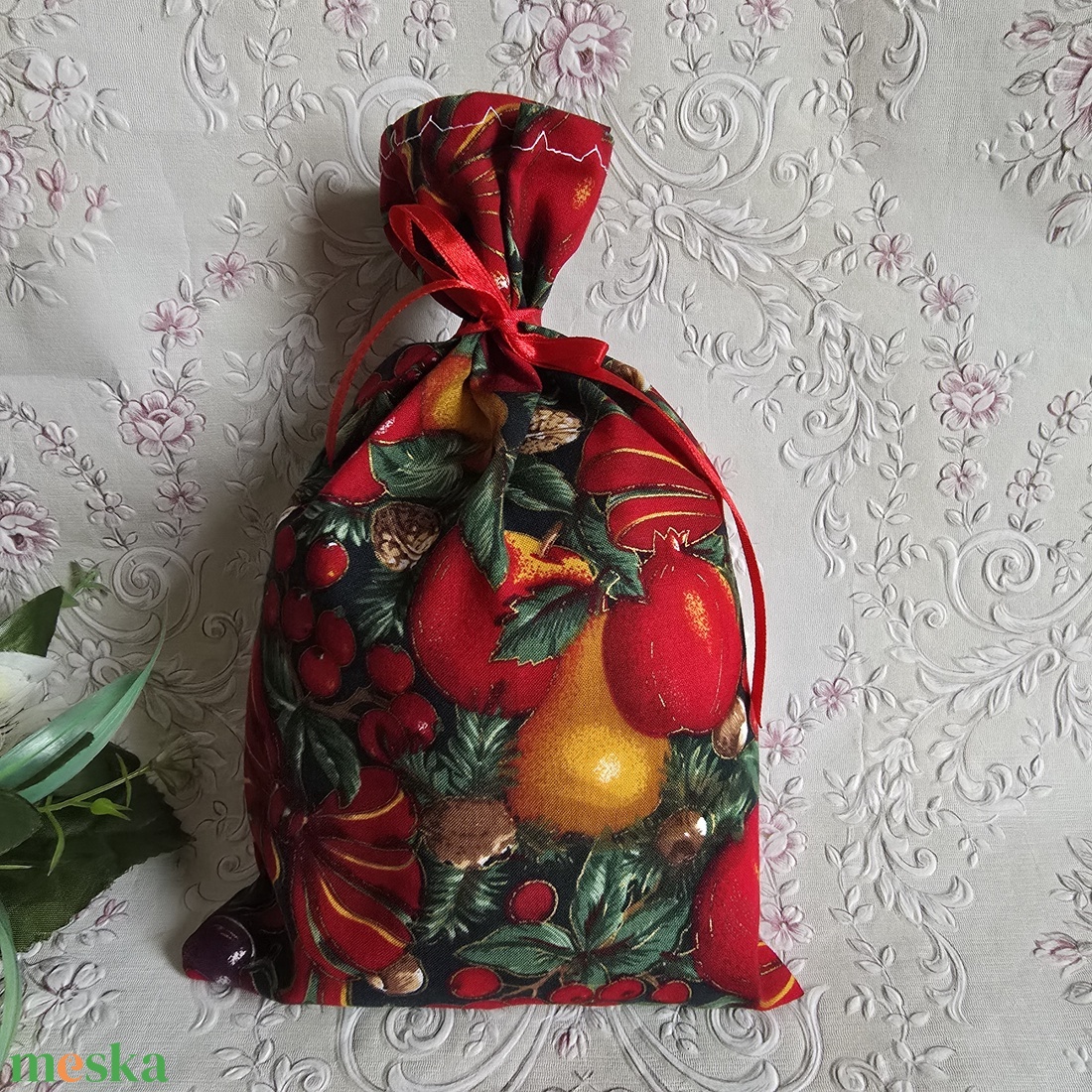 Karácsonyi mintás (masni, dió, fagyal, szilva, alma) mikulás zsák, textil ajándéktasak - karácsony - mikulás - mikulás zsák - Meska.hu
