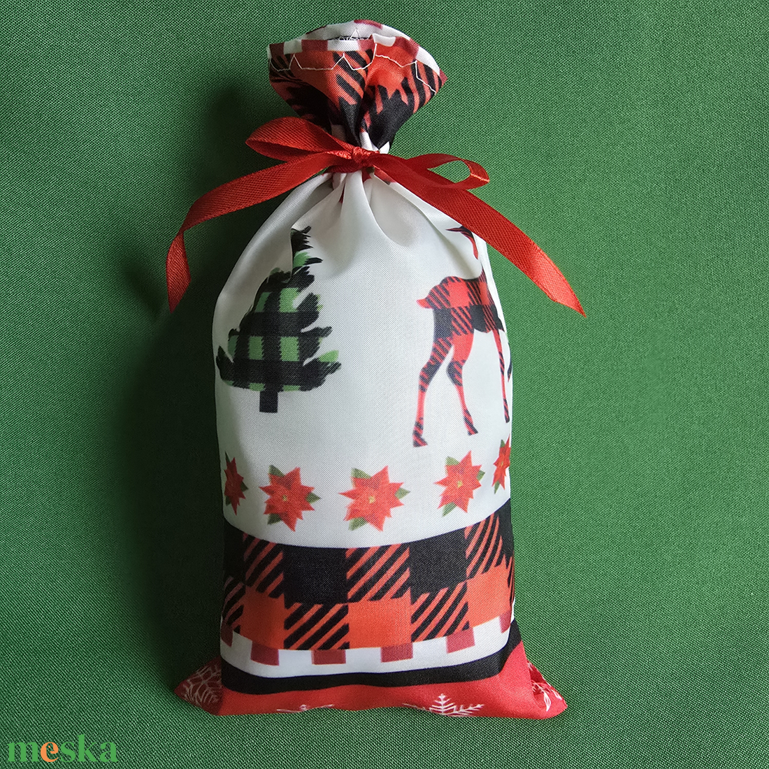 Karácsonyi fenyőfa, rénszarvas, mikulásvirág mintás mikulás zsák, textil ajándéktasak - karácsony - mikulás - mikulás zsák - Meska.hu