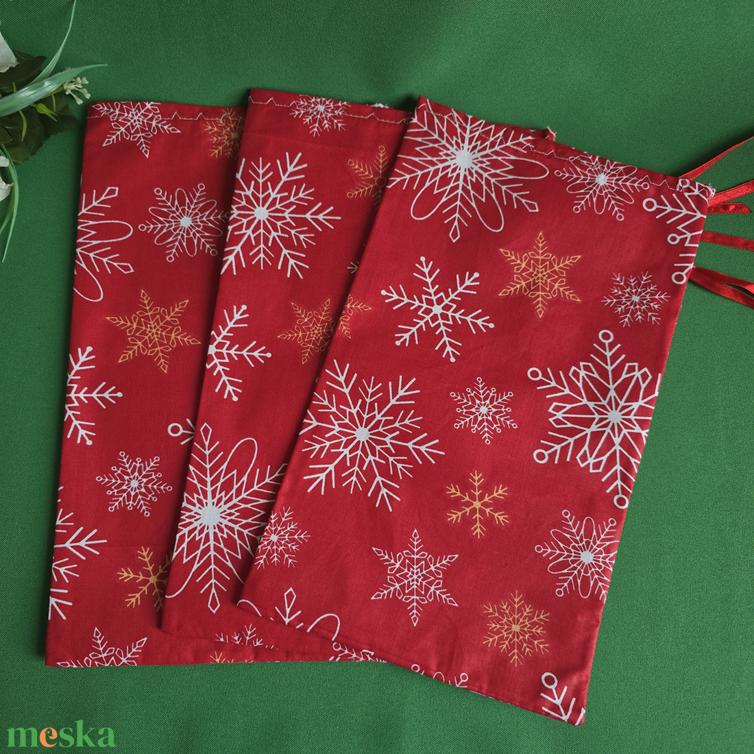 Piros alapon hópehely mintás mikulás zsák, textil ajándéktasak - karácsony - mikulás - mikulás zsák - Meska.hu