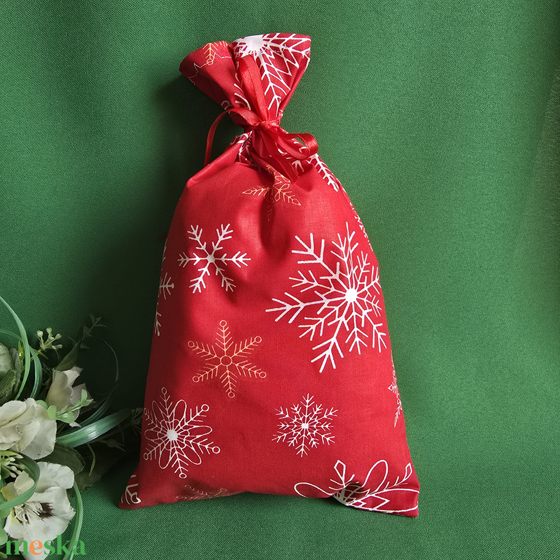 Piros alapon hópehely mintás mikulás zsák, textil ajándéktasak - karácsony - mikulás - mikulás zsák - Meska.hu