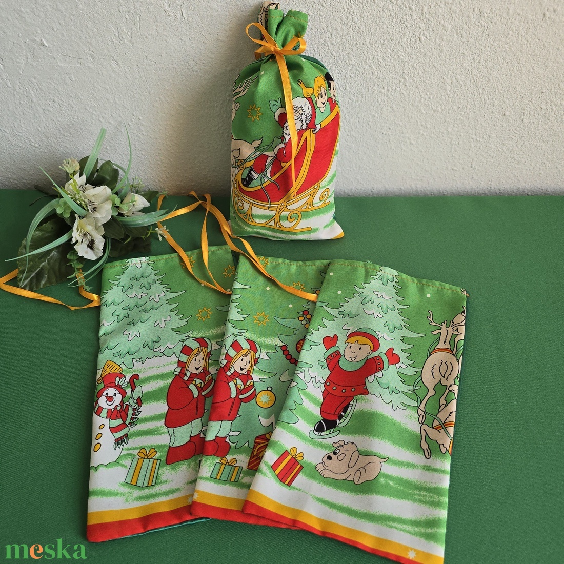 Karácsonyi mintás szatén mikulás zsák, textil ajándéktasak   - karácsony - mikulás - mikulás zsák - Meska.hu