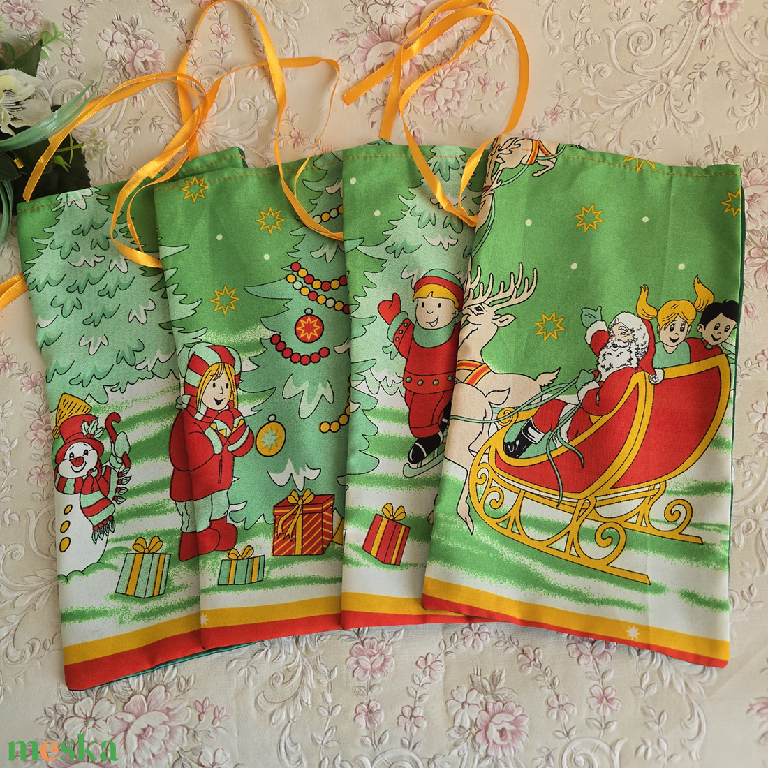 Karácsonyi mintás szatén mikulás zsák, textil ajándéktasak   - karácsony - mikulás - mikulás zsák - Meska.hu