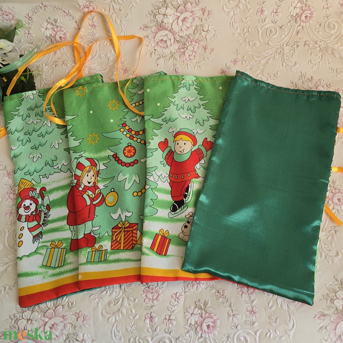 Karácsonyi mintás szatén mikulás zsák, textil ajándéktasak   - karácsony - mikulás - mikulás zsák - Meska.hu