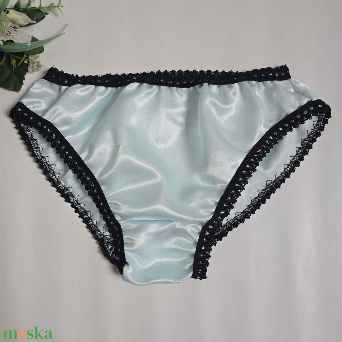M-es / 40-es Hagyományos fazonú szatén bugyi  világoskék-fekete - ruha & divat - női ruha - fürdőruha & fehérnemű - Meska.hu