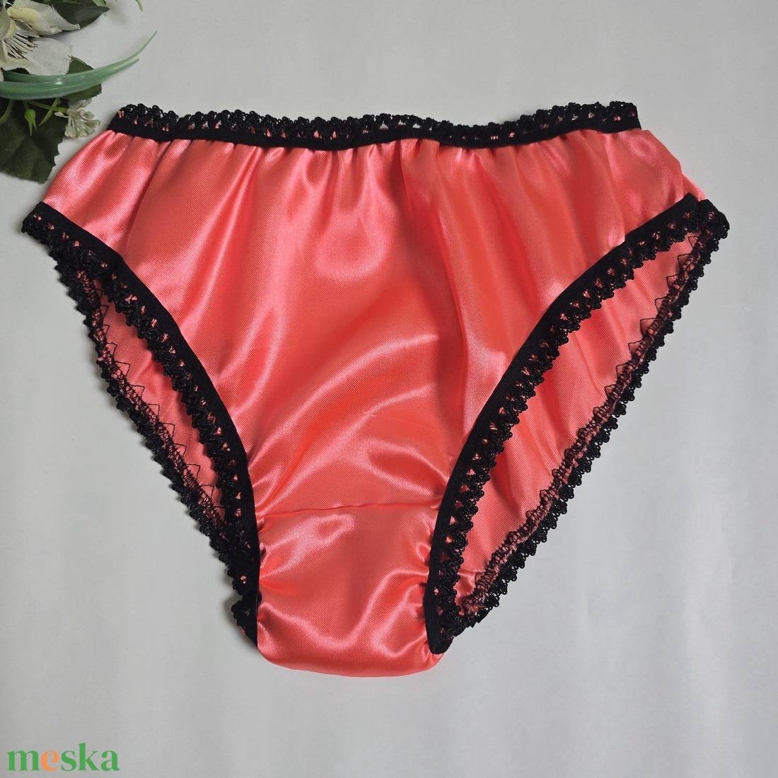 M-es / 42-es Hagyományos fazonú szatén bugyi  korall-fekete - ruha & divat - női ruha - fürdőruha & fehérnemű - Meska.hu