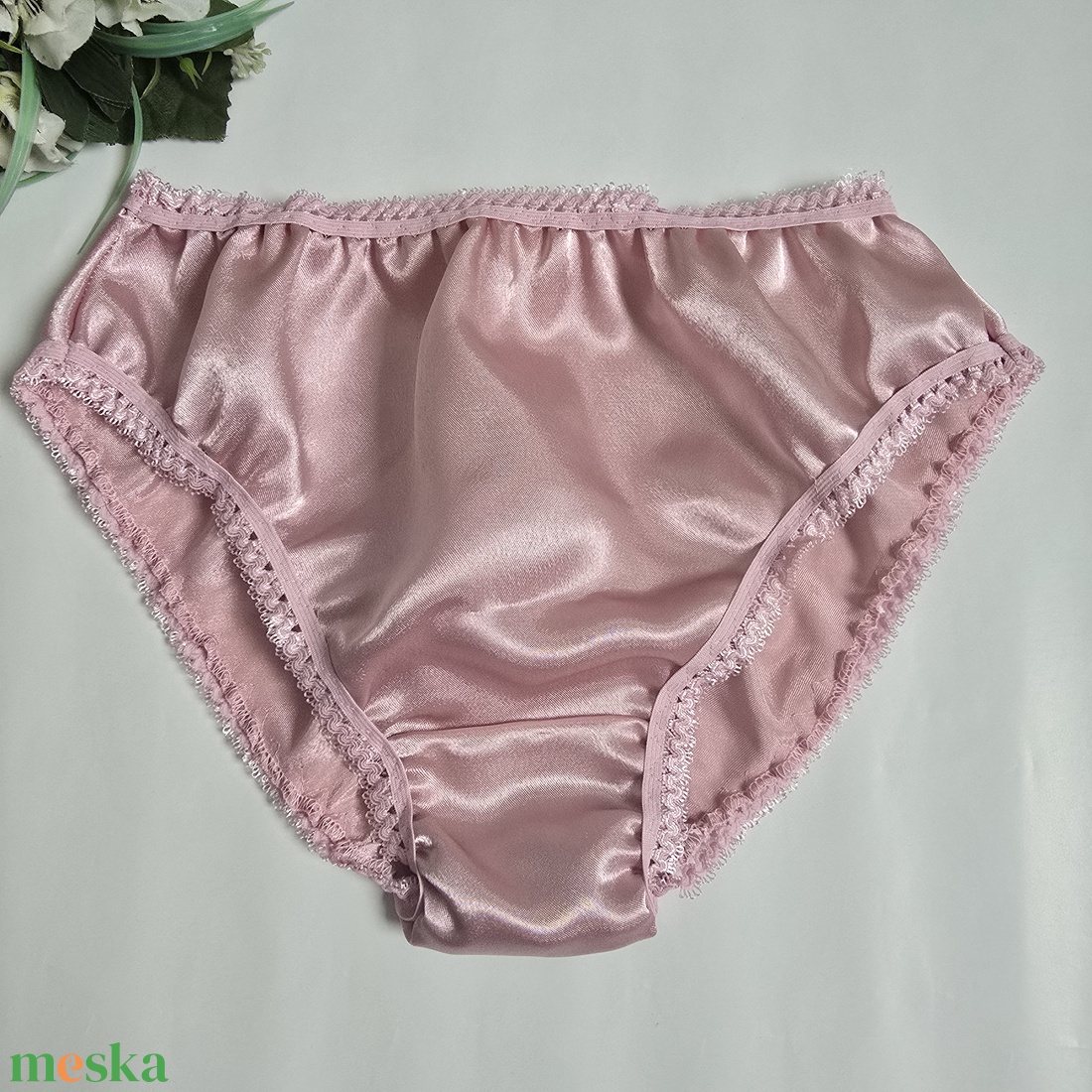 L-es / 44-es Hagyományos fazonú szatén bugyi � púder-púder - ruha & divat - női ruha - fürdőruha & fehérnemű - Meska.hu