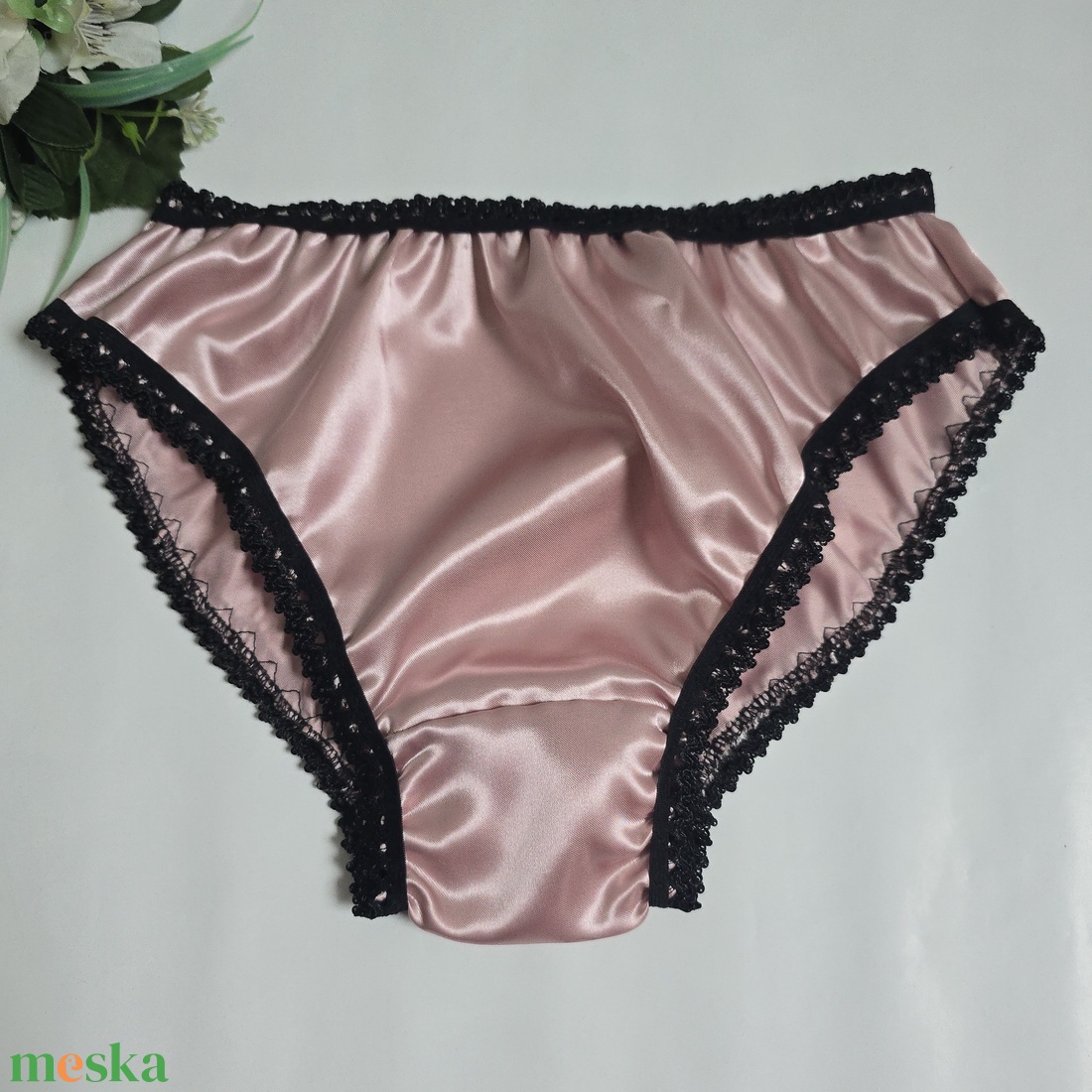 M-es / 40-es Hagyományos fazonú szatén bugyi  púder-fekete - ruha & divat - női ruha - fürdőruha & fehérnemű - Meska.hu