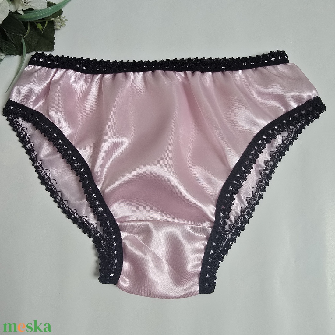 M-es / 40-es Hagyományos fazonú szatén bugyi  rózsaszín-fekete - ruha & divat - női ruha - fürdőruha & fehérnemű - Meska.hu