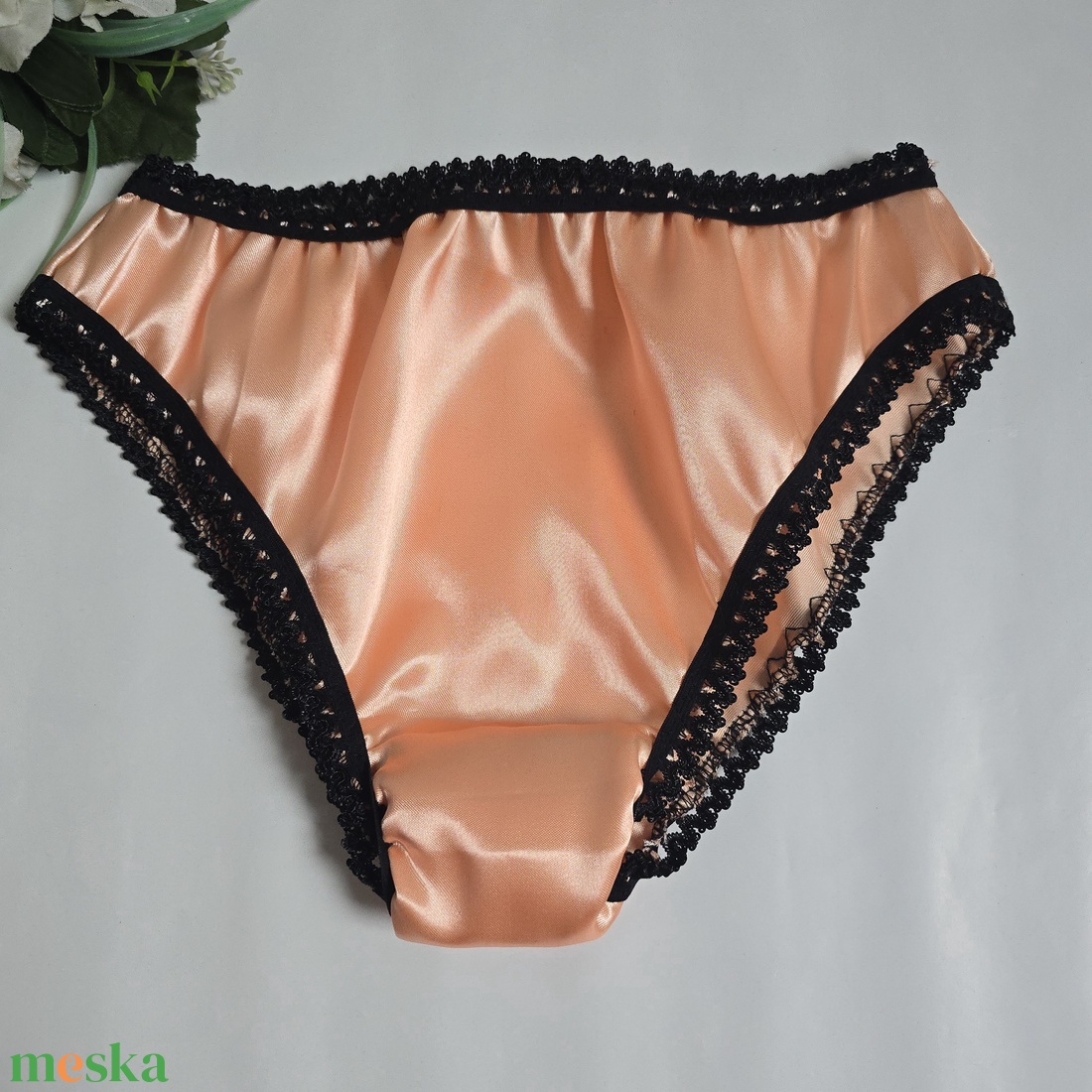 M-es / 40-es Hagyományos fazonú szatén bugyi  barack-fekete - ruha & divat - női ruha - fürdőruha & fehérnemű - Meska.hu