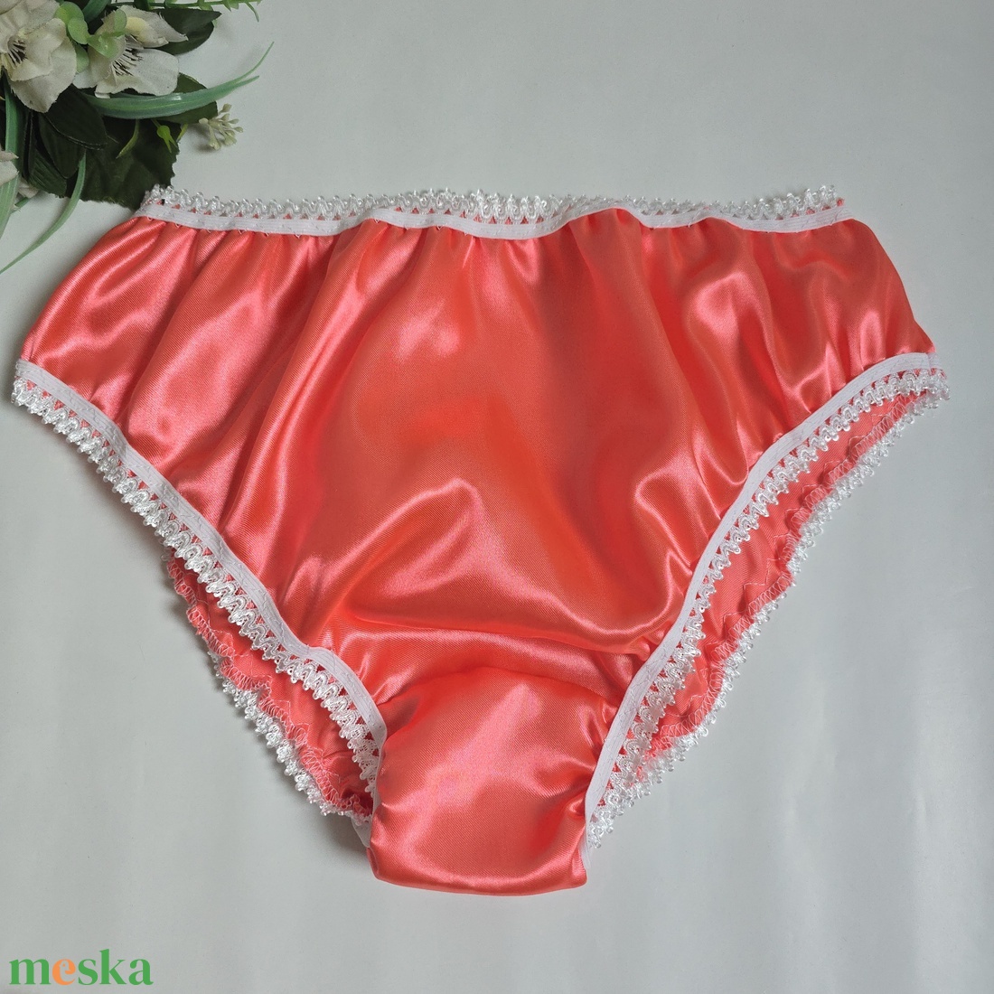 L-es / 46-os Hagyományos fazonú szatén bugyi  korall-fehér - ruha & divat - női ruha - fürdőruha & fehérnemű - Meska.hu