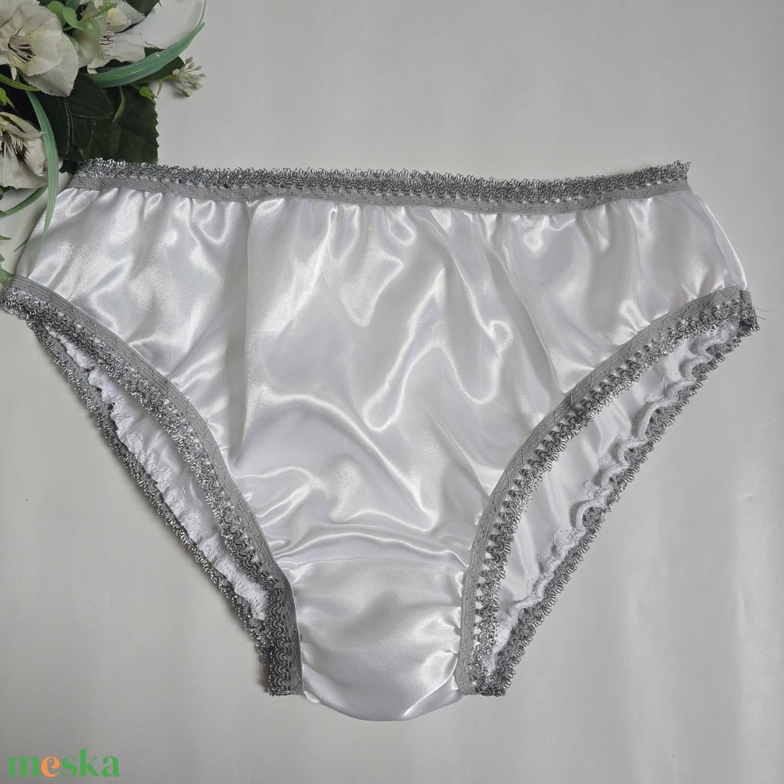 L-es / 46-os Hagyományos fazonú szatén bugyi  fehér-szürke - ruha & divat - női ruha - fürdőruha & fehérnemű - Meska.hu