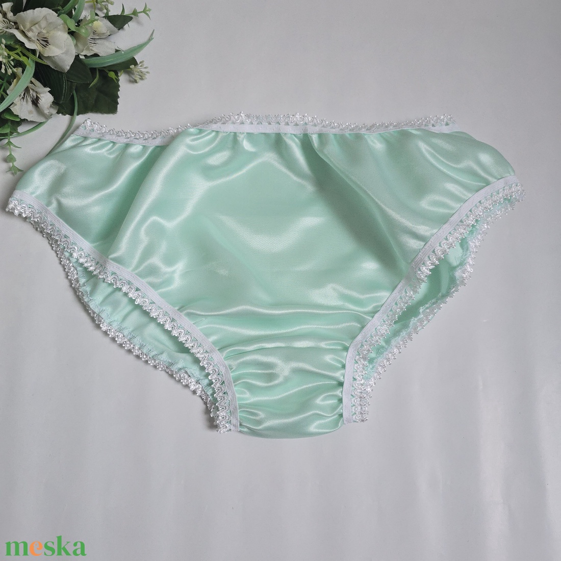 XL-es / 50-es Hagyományos fazonú szatén bugyi  mentazöld-fehér - ruha & divat - női ruha - fürdőruha & fehérnemű - Meska.hu