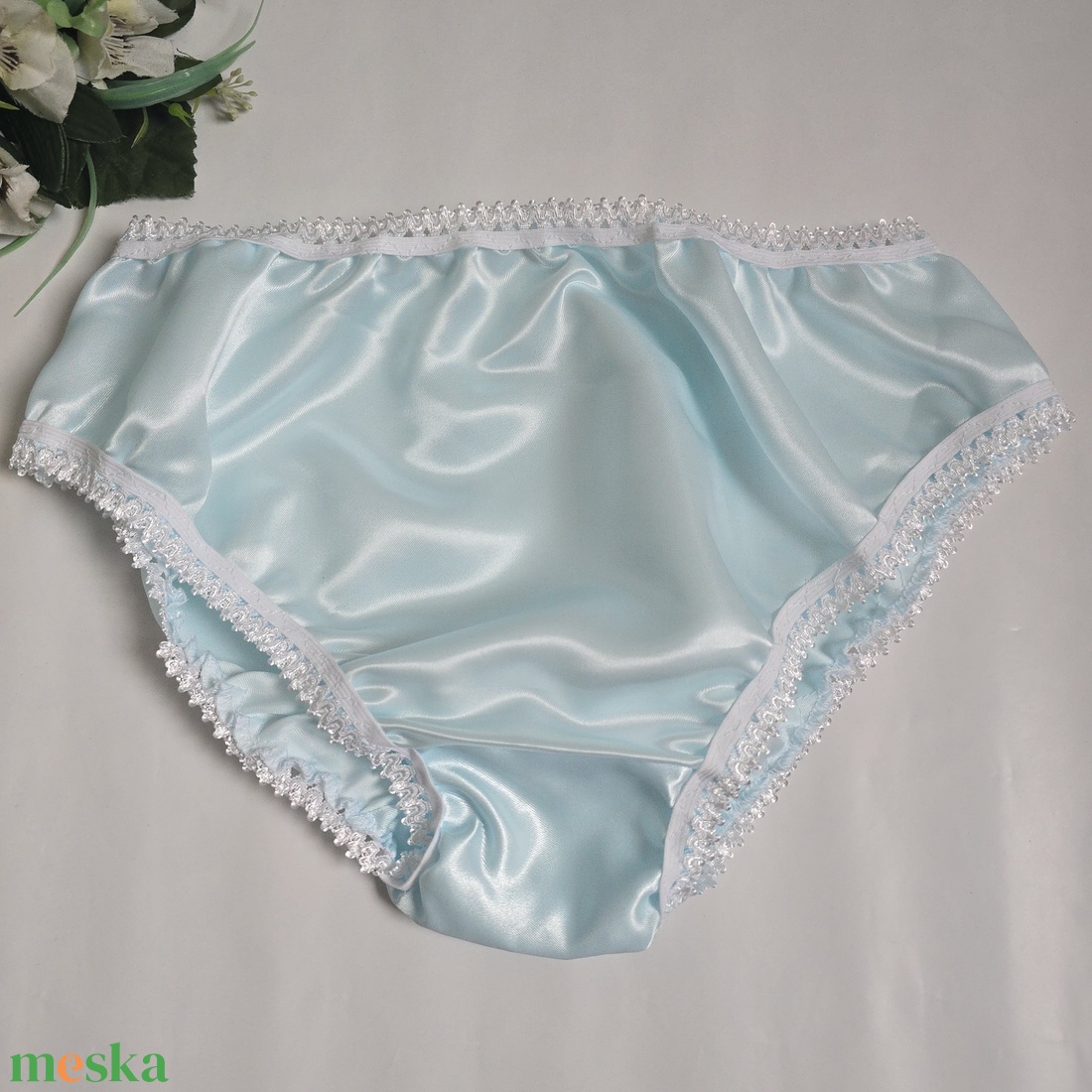 XL-es / 48-as Hagyományos fazonú szatén bugyi  világoskék-fehér - ruha & divat - női ruha - fürdőruha & fehérnemű - Meska.hu