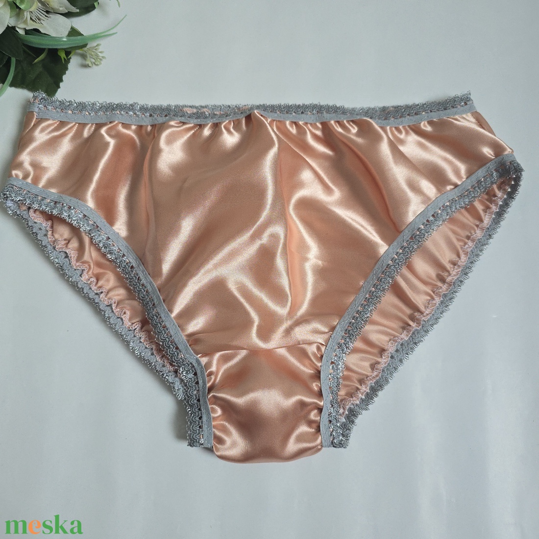 XL-es / 50-es Hagyományos fazonú szatén bugyi  púder-szürke - ruha & divat - női ruha - fürdőruha & fehérnemű - Meska.hu