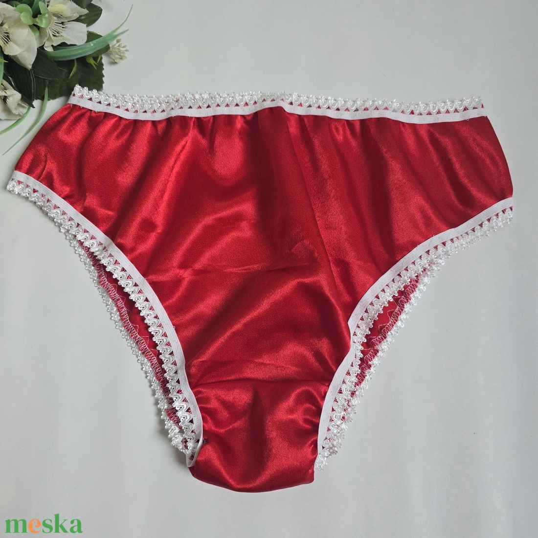 2XL-es / 52-es Hagyományos fazonú szatén bugyi  piros-fehér - ruha & divat - női ruha - fürdőruha & fehérnemű - Meska.hu