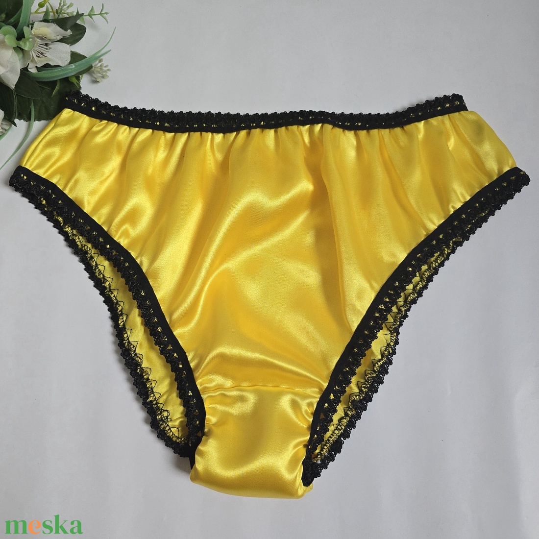 2XL-es / 52-es Hagyományos fazonú szatén bugyi  citromsárga-fekete - ruha & divat - női ruha - fürdőruha & fehérnemű - Meska.hu