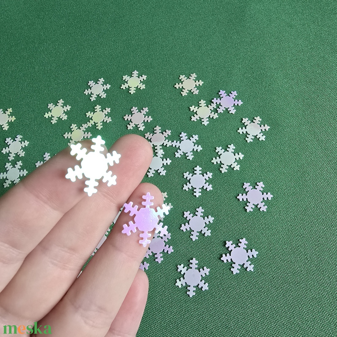 100db-os irizáló hópehely alakú karácsonyi konfetti, dekoráció - karácsony - karácsonyi lakásdekoráció - karácsonyi lakásdíszek - Meska.hu