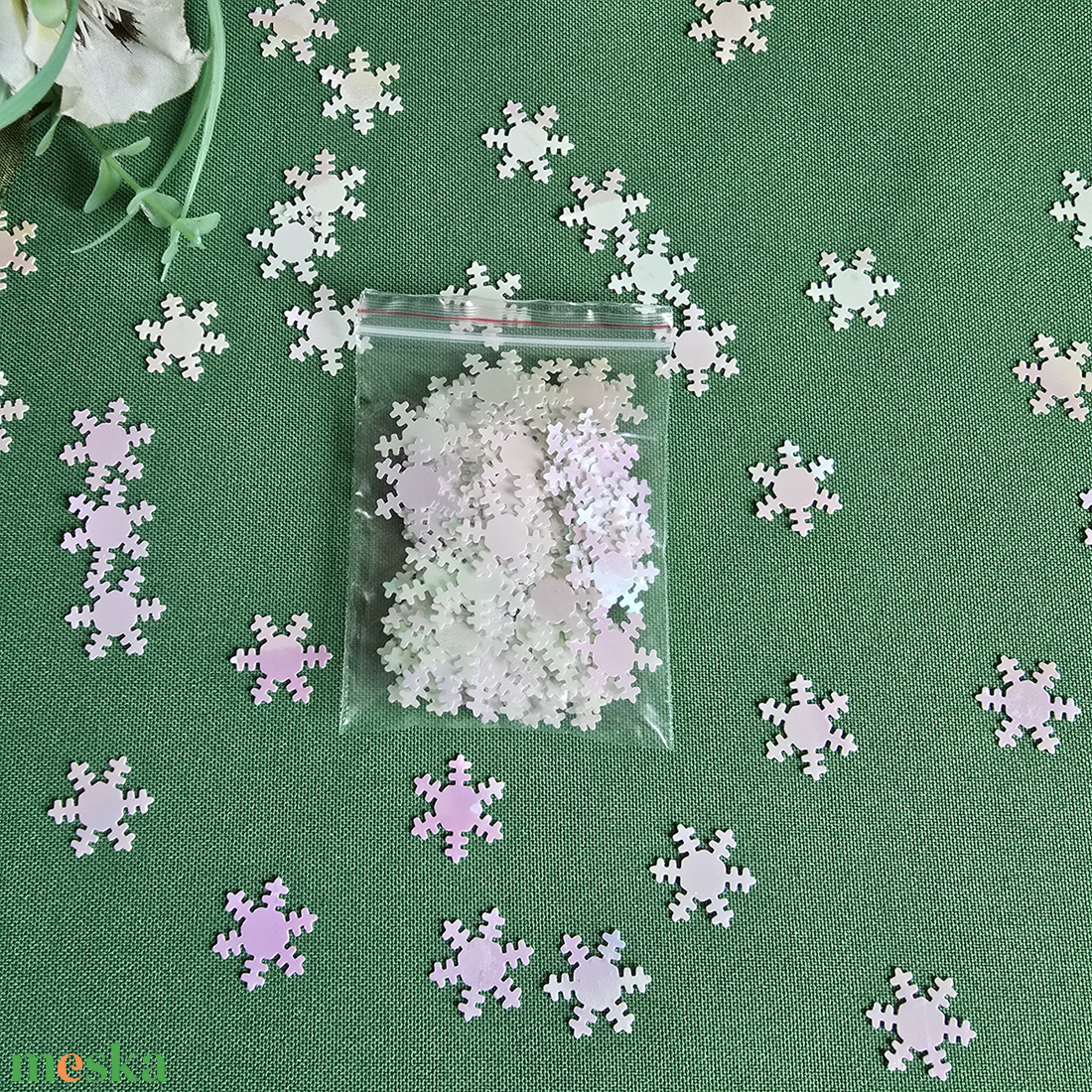 100db-os irizáló hópehely alakú karácsonyi konfetti, dekoráció - karácsony - karácsonyi lakásdekoráció - karácsonyi lakásdíszek - Meska.hu