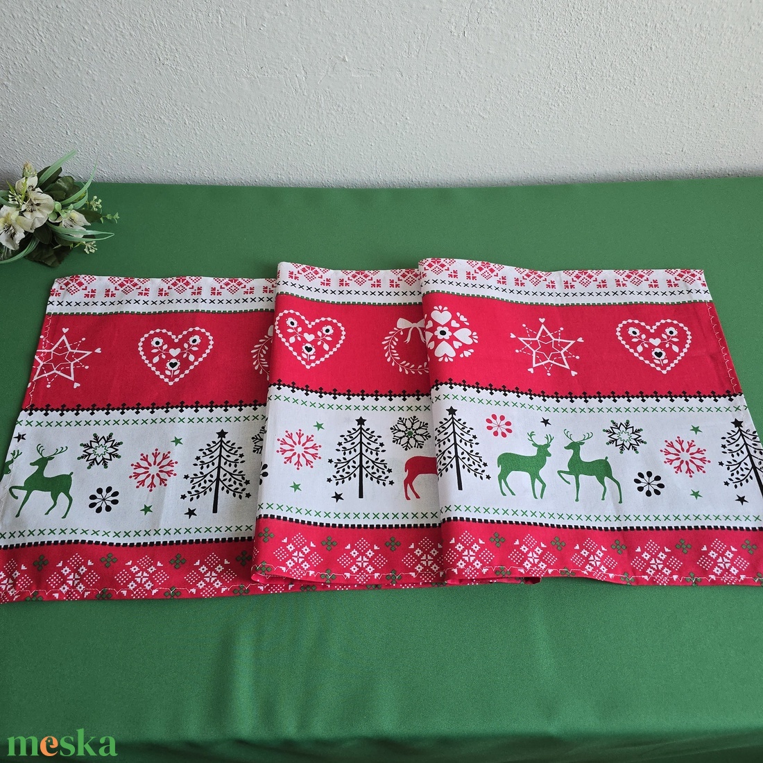 Fenyőfa, rénszarvas mintás karácsonyi asztalközép, asztali futó, terítő - karácsony - adventi díszek - adventi asztaldísz - Meska.hu