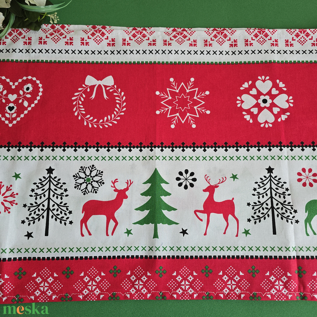 Fenyőfa, rénszarvas mintás karácsonyi asztalközép, asztali futó, terítő - karácsony - adventi díszek - adventi asztaldísz - Meska.hu