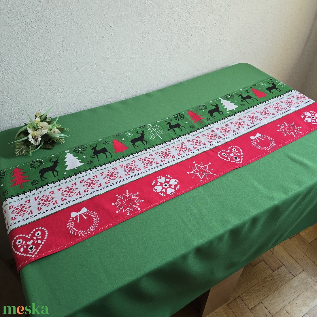 Fenyőfa, rénszarvas mintás karácsonyi asztalközép, asztali futó, terítő - karácsony - karácsonyi lakásdekoráció - ünnepi asztaldekoráció - Meska.hu