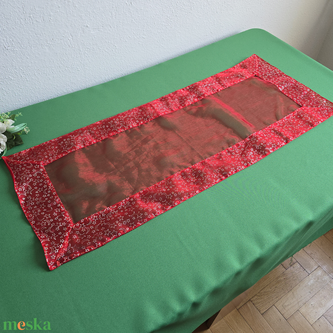 Piros színű, csillag-hold mintás karácsonyi organza asztalközép, asztali futó, terítő - karácsony - adventi díszek - adventi asztaldísz - Meska.hu