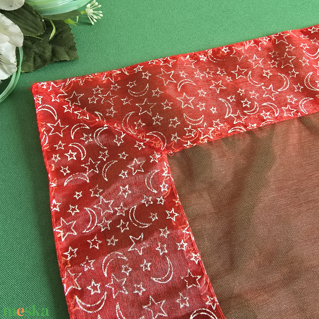 Piros színű, csillag-hold mintás karácsonyi organza asztalközép, asztali futó, terítő - karácsony - adventi díszek - adventi asztaldísz - Meska.hu