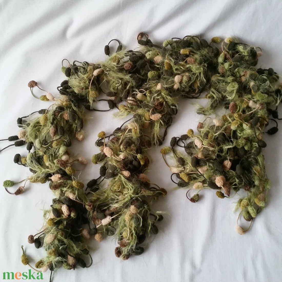 Zöld-bézs színárnyalatú bohókás horgolt sál - ruha & divat - sál, sapka, kendő - sál - Meska.hu