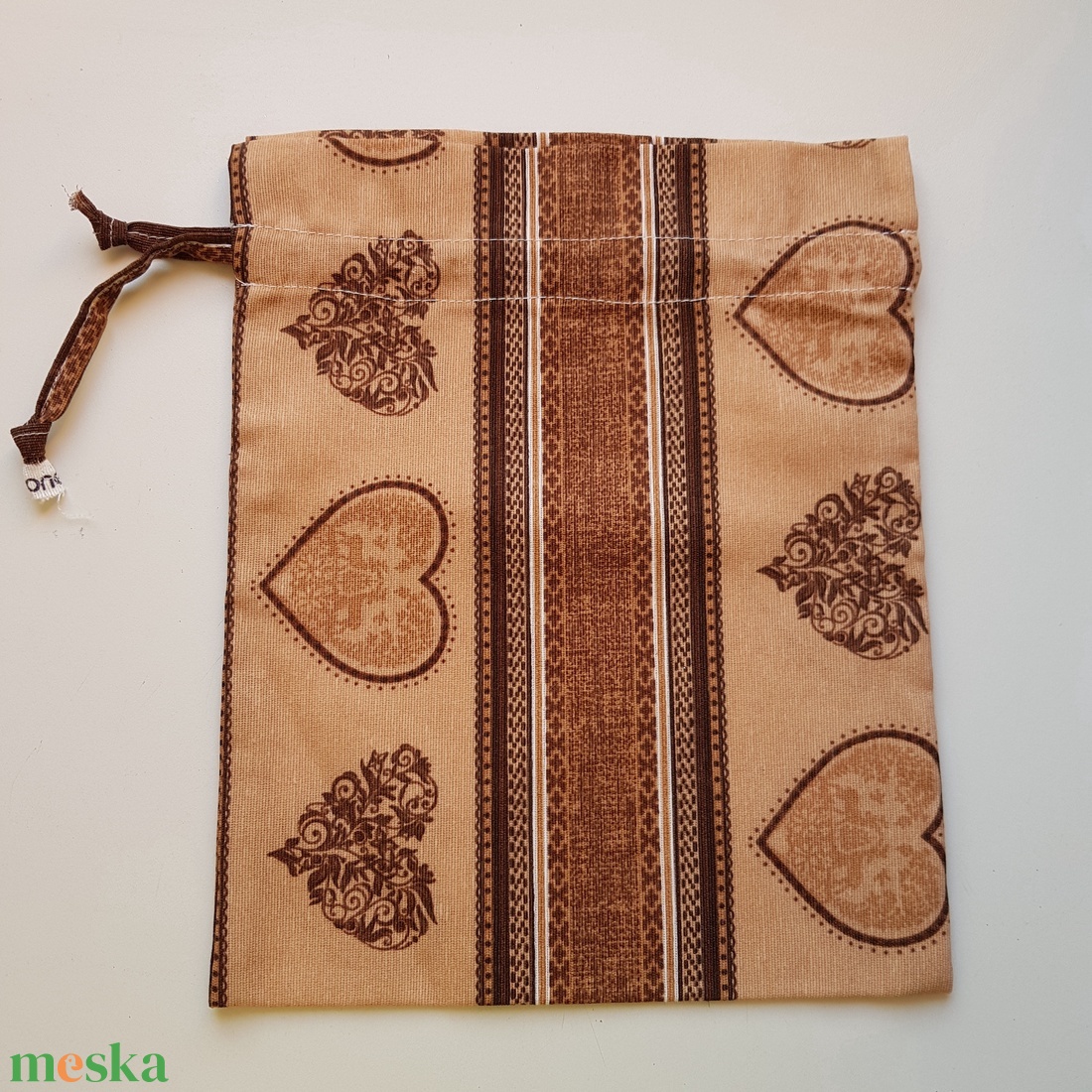 Barna alapon szív mintás zsák, textil ajándéktasak - karácsony - karácsonyi ajándékozás - karácsonyi ajándékcsomagolás - Meska.hu