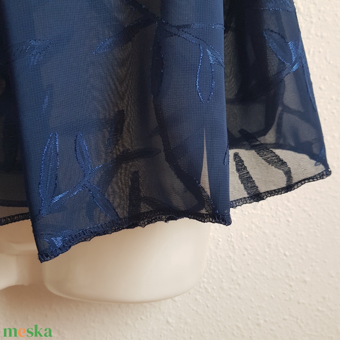 Sötétkék színű hímzett sál, kendő, vállkendő, stóla - esküvő - kiegészítők - bolero és válltakaró - Meska.hu
