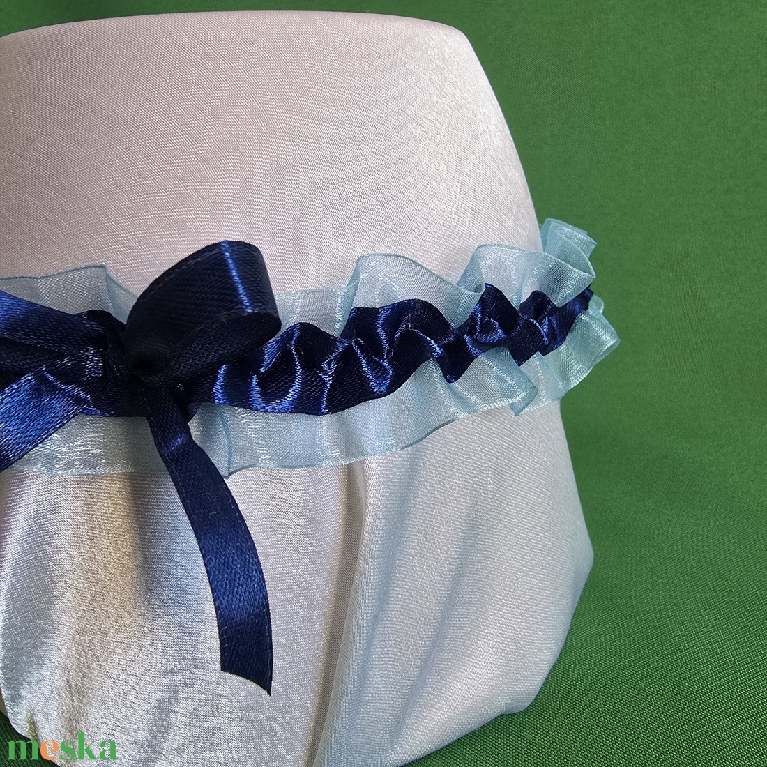 Sötétkék szalagos-masnis, világoskék organza menyasszonyi harisnyakötő, combcsipke - esküvő - kiegészítők - harisnyatartó & valami kék - Meska.hu