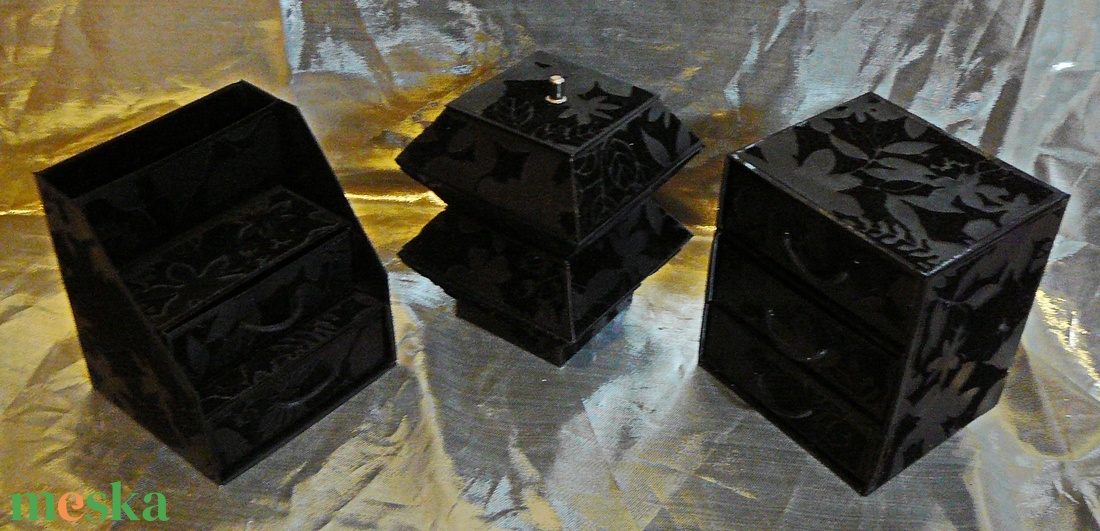BROKÁTMINTÁS BÁRSONY ékszerdoboz / írószertartó szett /fekete/ - ékszer - ékszertartó - ékszerdoboz - Meska.hu BROKÁTMINTÁS BÁRSONY ékszerdoboz / írószertartó szett /fekete/ - ékszer - ékszertartó - ékszerdoboz - Meska.hu