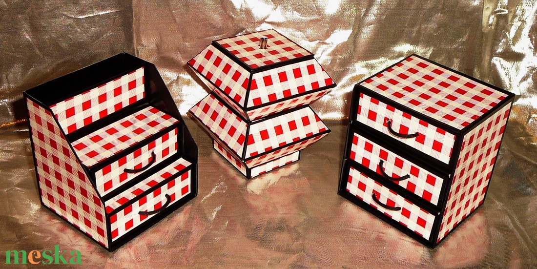 PIROS-FEHÉR KOCKÁS ékszerdoboz / írószertartó szett /fekete alapon/ - ékszer - ékszertartó - ékszerdoboz - Meska.hu PIROS-FEHÉR KOCKÁS ékszerdoboz / írószertartó szett /fekete alapon/ - ékszer - ékszertartó - ékszerdoboz - Meska.hu