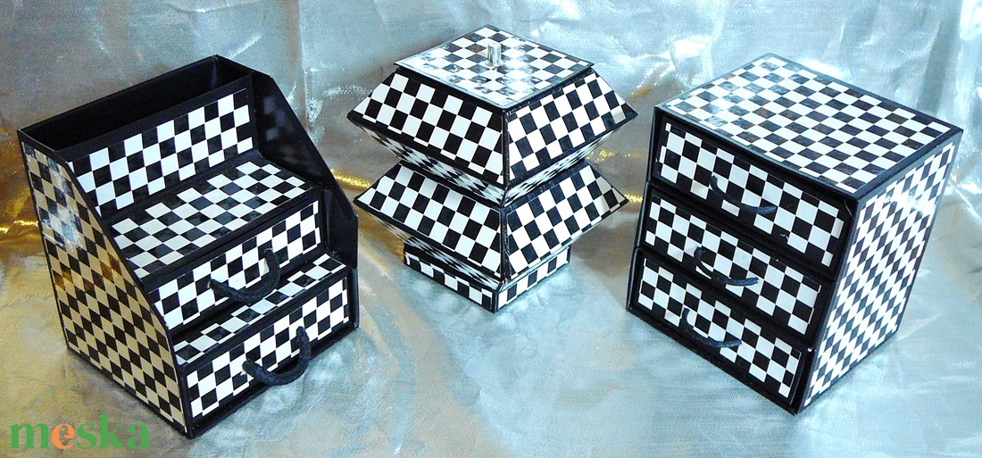 FEKETE-FEHÉR KOCKÁS ékszerdoboz / írószertartó szett /fekete alapon/ - ékszer - ékszertartó - ékszerdoboz - Meska.hu FEKETE-FEHÉR KOCKÁS ékszerdoboz / írószertartó szett /fekete alapon/ - ékszer - ékszertartó - ékszerdoboz - Meska.hu
