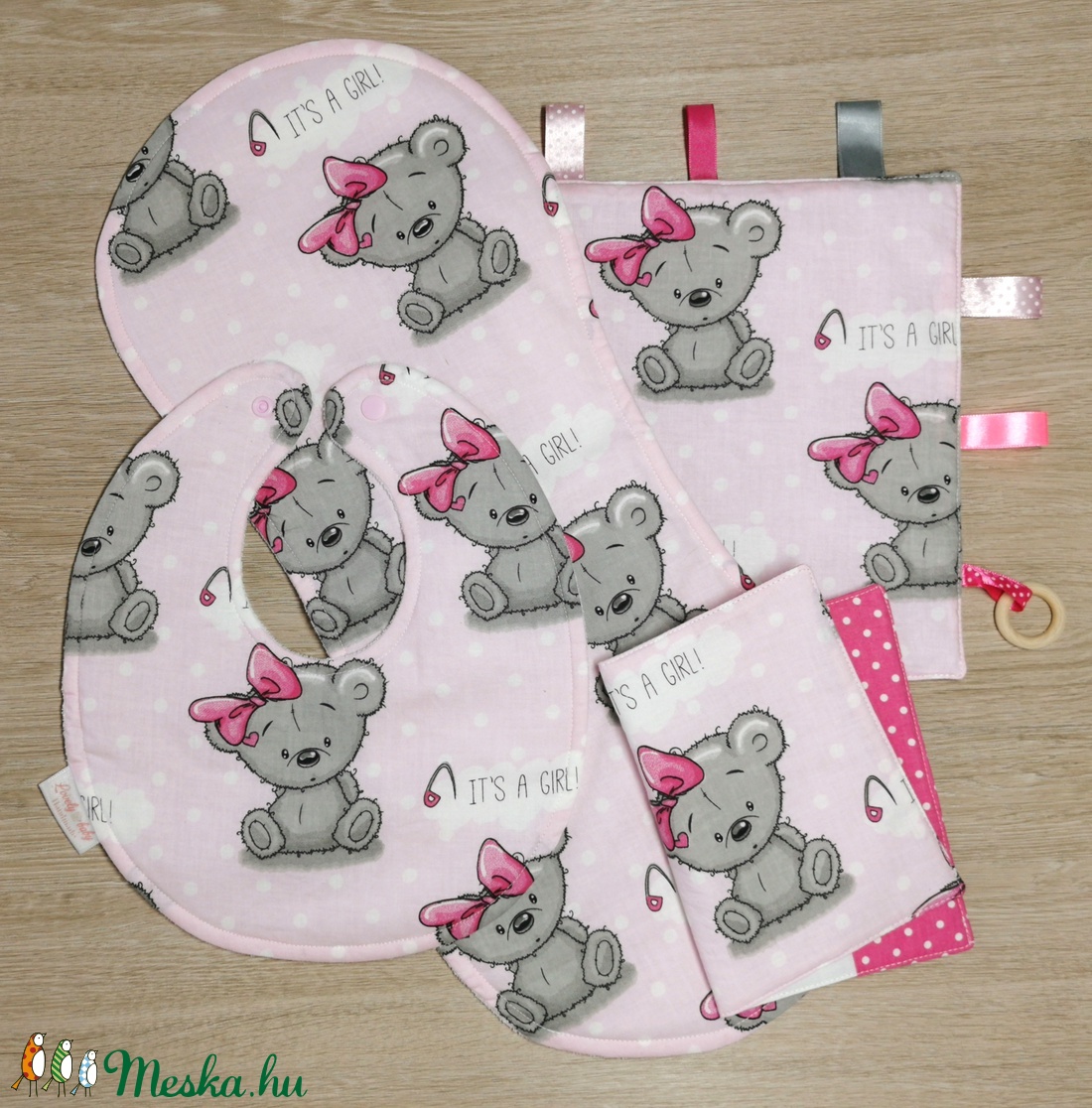 Baba látogató ajándék csomag 4 db-os It's a girl rózsaszín macis - játék & sport - babalátogató ajándékcsomag - Meska.hu Baba látogató ajándék csomag 4 db-os It's a girl rózsaszín macis - játék & sport - babalátogató ajándékcsomag - Meska.hu