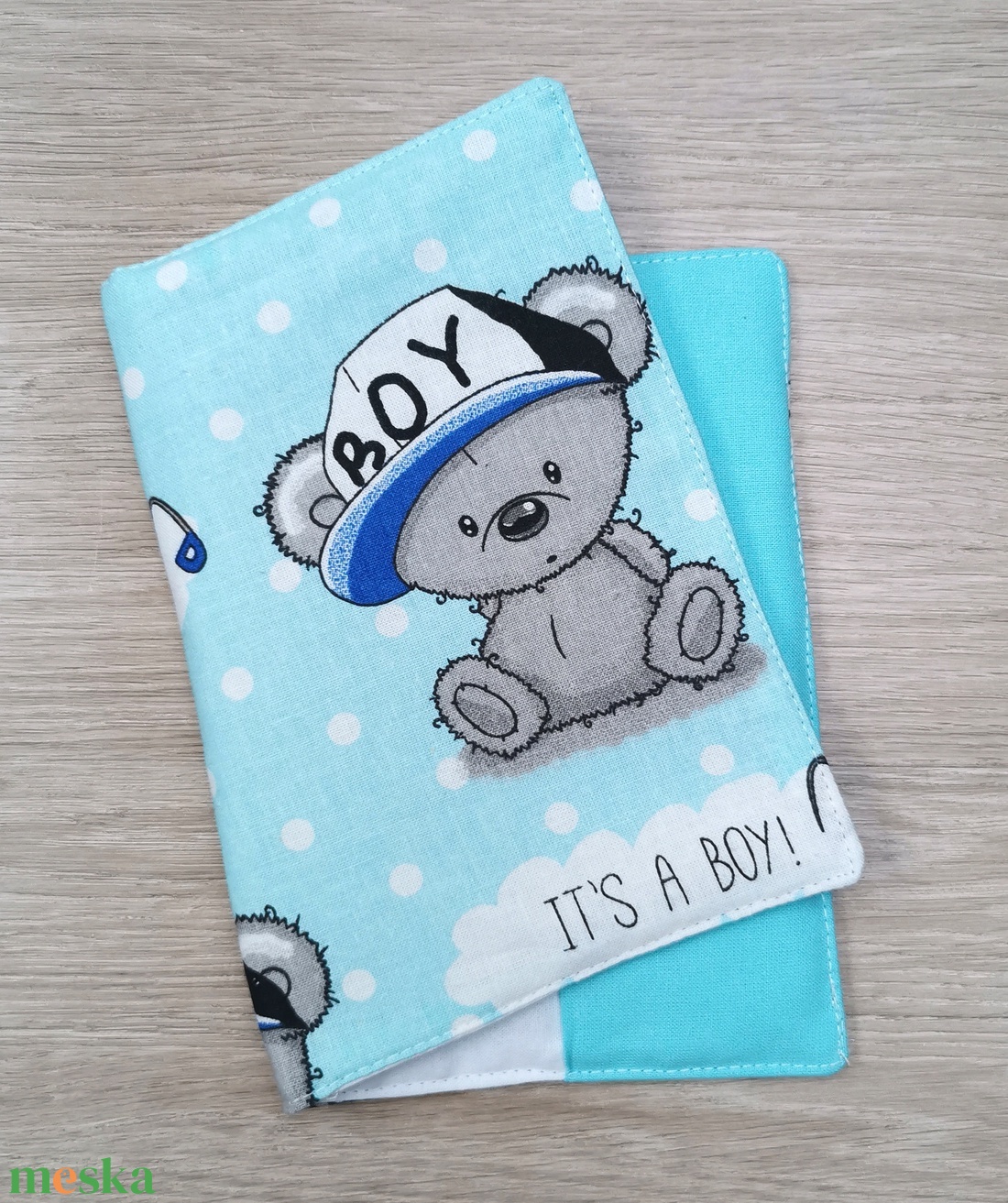 Egészségügyi kiskönyv borító It's a boy kék macis 2 - játék & sport - babalátogató ajándékcsomag - Meska.hu Egészségügyi kiskönyv borító It's a boy kék macis 2 - játék & sport - babalátogató ajándékcsomag - Meska.hu