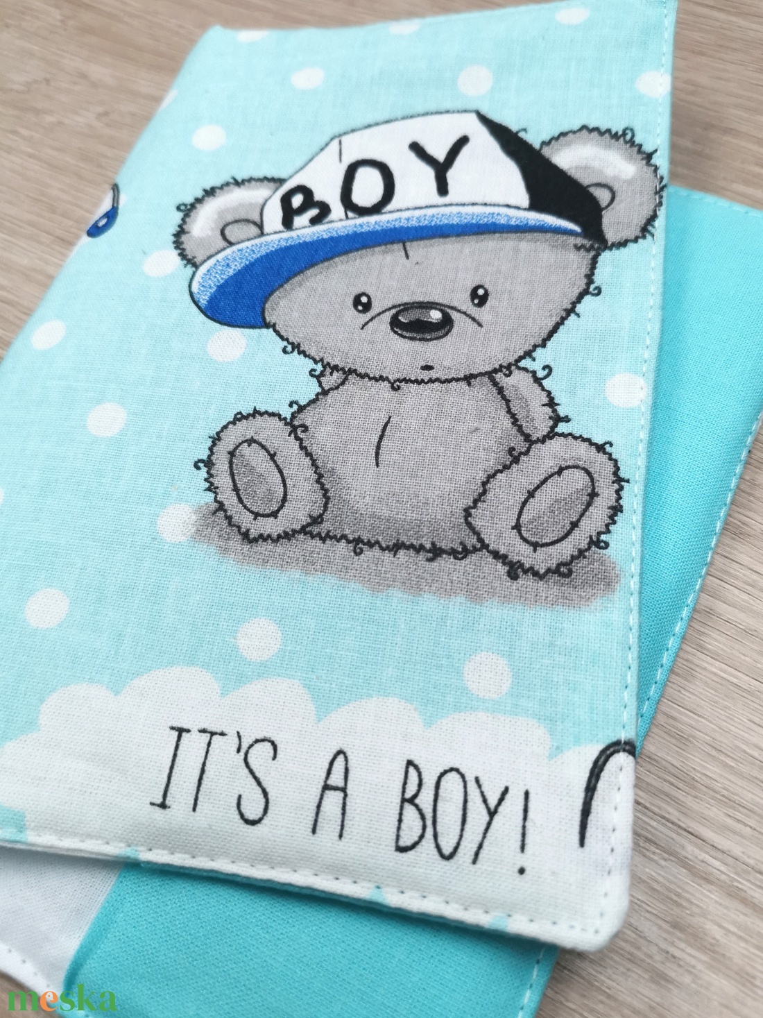 Egészségügyi kiskönyv borító It's a boy kék macis 2 - játék & sport - babalátogató ajándékcsomag - Meska.hu Egészségügyi kiskönyv borító It's a boy kék macis 2 - játék & sport - babalátogató ajándékcsomag - Meska.hu