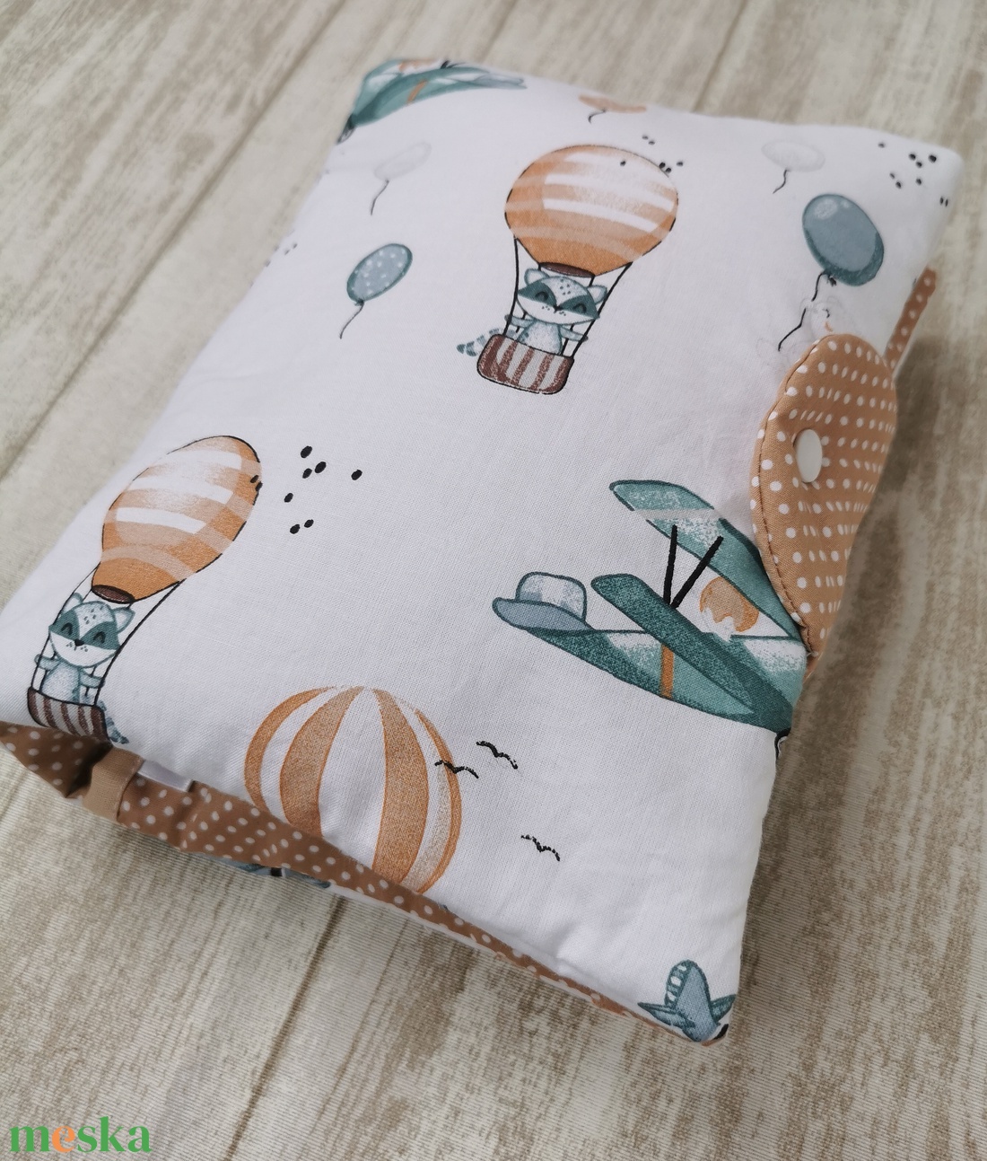 Utazó pelenkatartó táska - Zöld repülő róka, maci, nyuszi- Beige belsővel - táska & tok - pelenkatáska - pelenkatartó tok - Meska.hu Utazó pelenkatartó táska - Zöld repülő róka, maci, nyuszi- Beige belsővel - táska & tok - pelenkatáska - pelenkatartó tok - Meska.hu