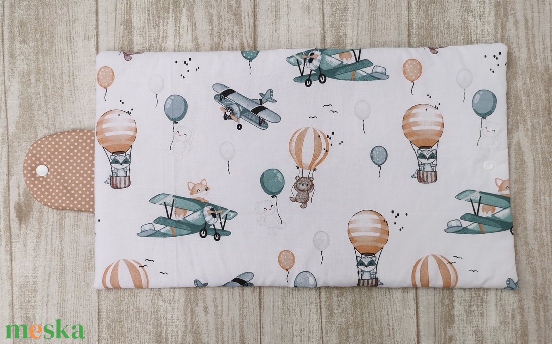 Utazó pelenkatartó táska - Zöld repülő róka, maci, nyuszi- Beige belsővel - táska & tok - pelenkatáska - pelenkatartó tok - Meska.hu Utazó pelenkatartó táska - Zöld repülő róka, maci, nyuszi- Beige belsővel - táska & tok - pelenkatáska - pelenkatartó tok - Meska.hu