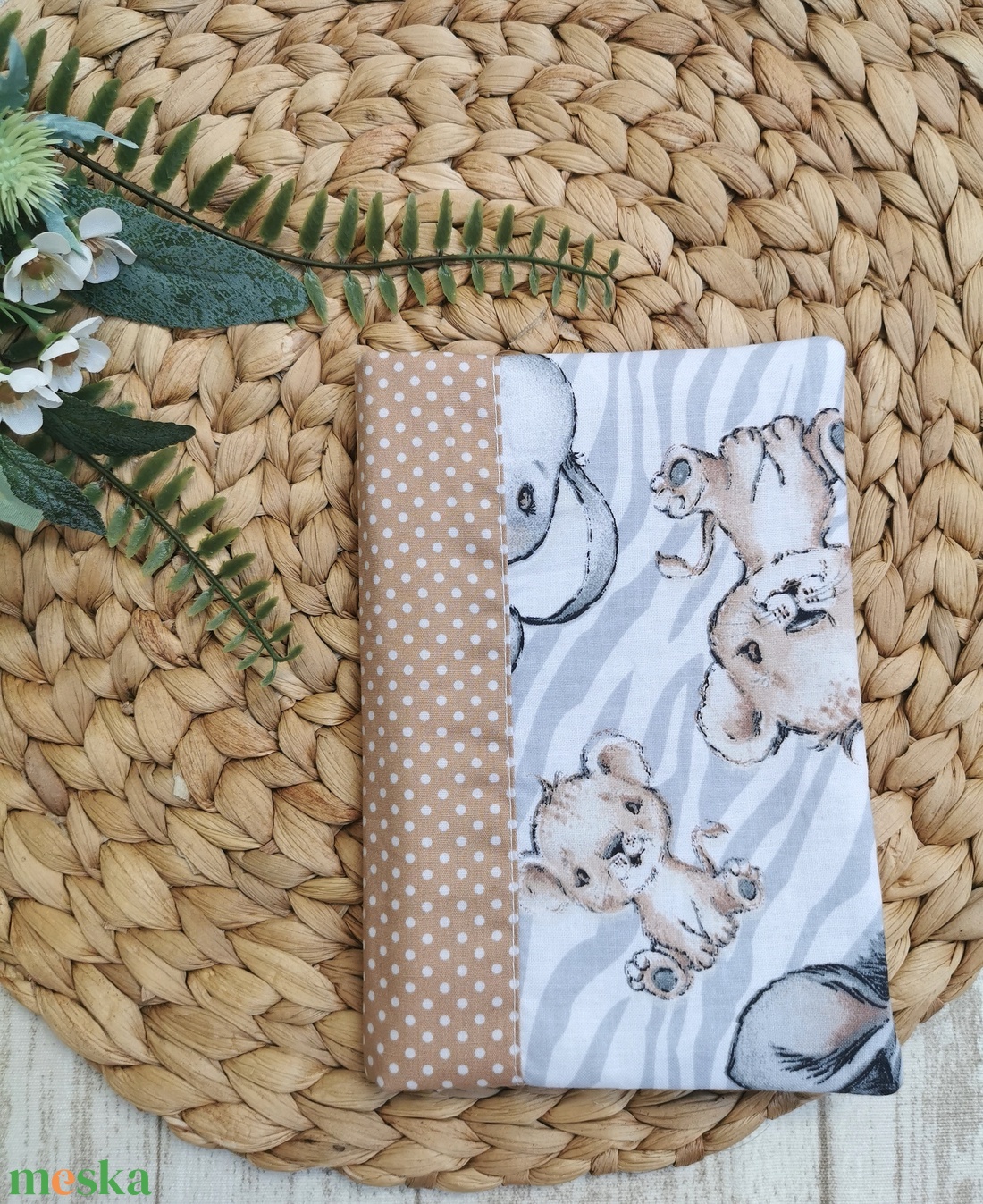 Egészségügyi kiskönyv borító - Nagy mintás bébi állatos - Beige pöttyös oldallal UNISEX - játék & sport - babalátogató ajándékcsomag - Meska.hu Egészségügyi kiskönyv borító - Nagy mintás bébi állatos - Beige pöttyös oldallal UNISEX - játék & sport - babalátogató ajándékcsomag - Meska.hu