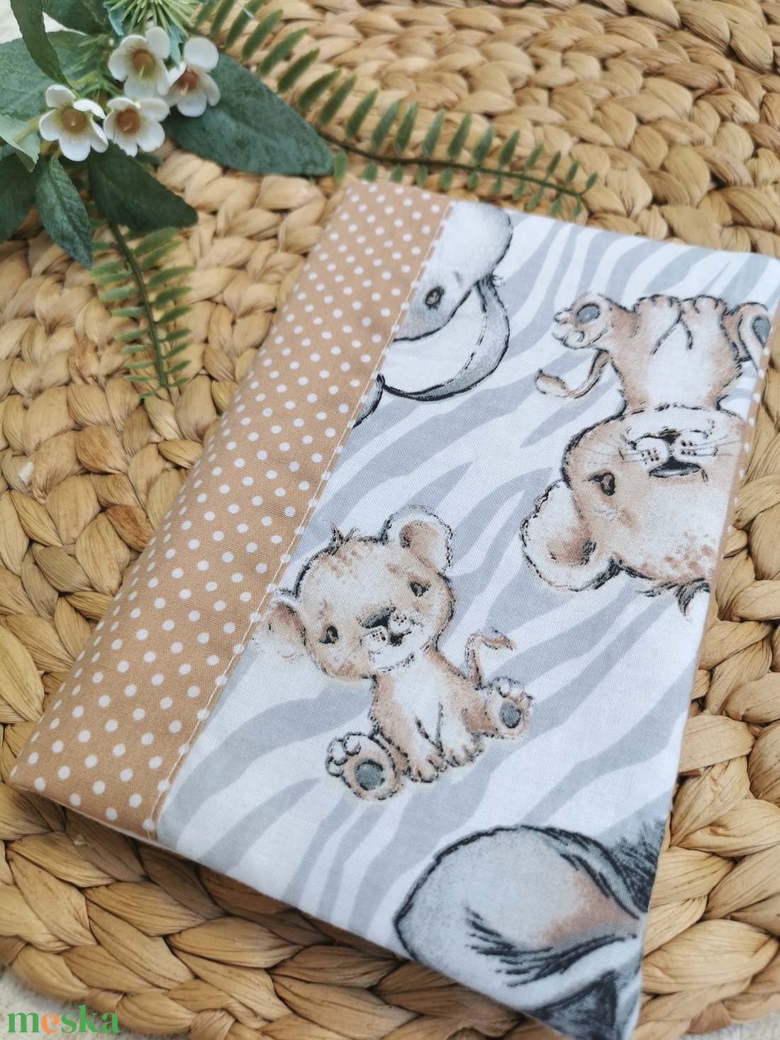 Egészségügyi kiskönyv borító - Nagy mintás bébi állatos - Beige pöttyös oldallal UNISEX - játék & sport - babalátogató ajándékcsomag - Meska.hu Egészségügyi kiskönyv borító - Nagy mintás bébi állatos - Beige pöttyös oldallal UNISEX - játék & sport - babalátogató ajándékcsomag - Meska.hu