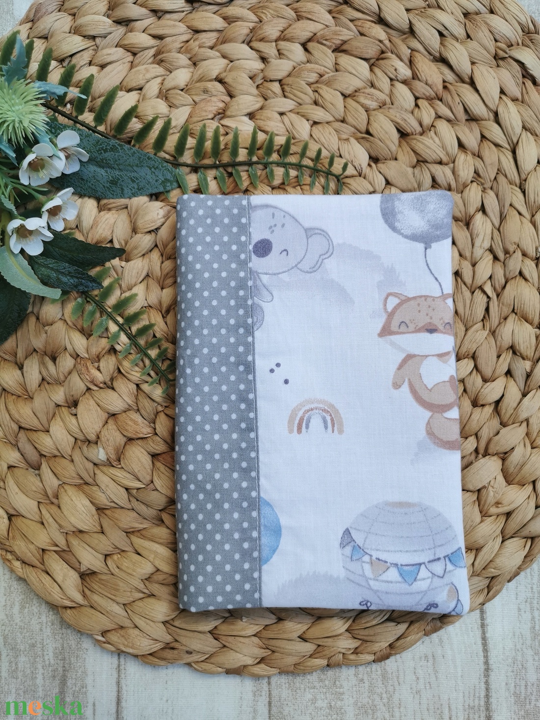 Egészségügyi kiskönyv borító - Elefánt, róka, koala lufival - világos szürke pöttyös oldallal UNISEX - játék & sport - babalátogató ajándékcsomag - Meska.hu Egészségügyi kiskönyv borító - Elefánt, róka, koala lufival - világos szürke pöttyös oldallal UNISEX - játék & sport - babalátogató ajándékcsomag - Meska.hu