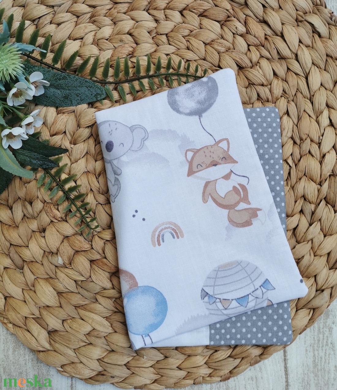 Egészségügyi kiskönyv borító - Elefánt, róka, koala lufival - világos szürke pöttyös UNISEX - játék & sport - babalátogató ajándékcsomag - Meska.hu Egészségügyi kiskönyv borító - Elefánt, róka, koala lufival - világos szürke pöttyös UNISEX - játék & sport - babalátogató ajándékcsomag - Meska.hu