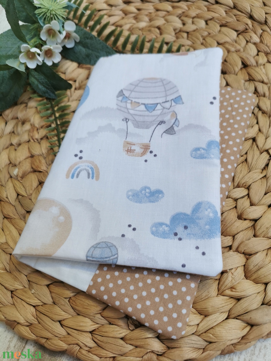 Egészségügyi kiskönyv borító - Elefánt, róka, koala lufival - beige pöttyös UNISEX - játék & sport - babalátogató ajándékcsomag - Meska.hu