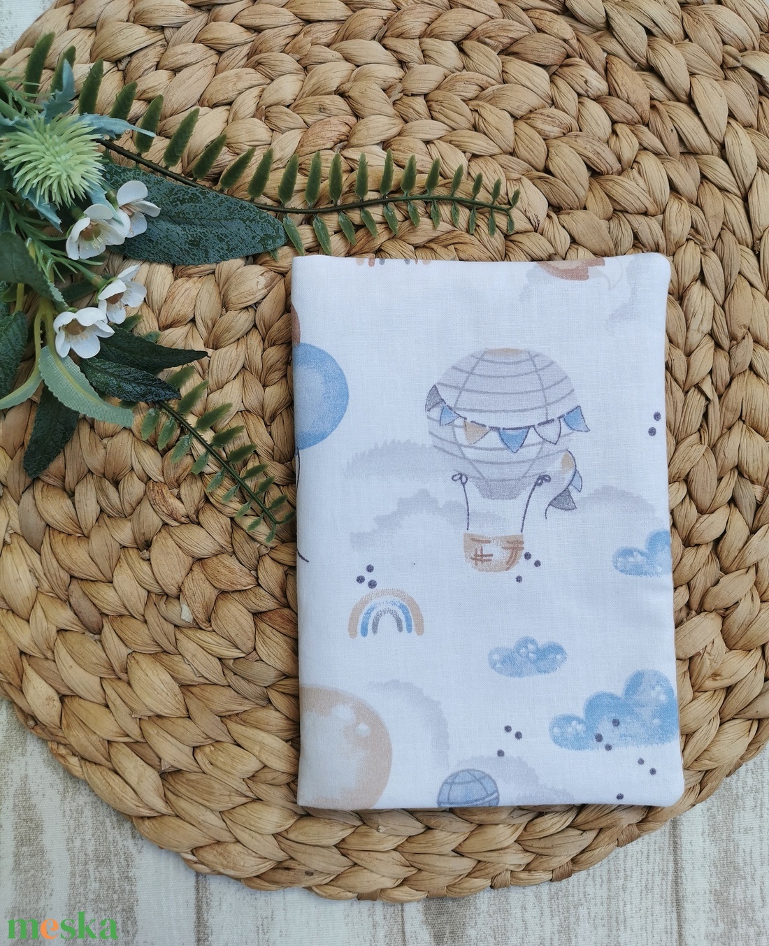 Egészségügyi kiskönyv borító - Elefánt, róka, koala lufival - beige pöttyös UNISEX - játék & sport - babalátogató ajándékcsomag - Meska.hu
