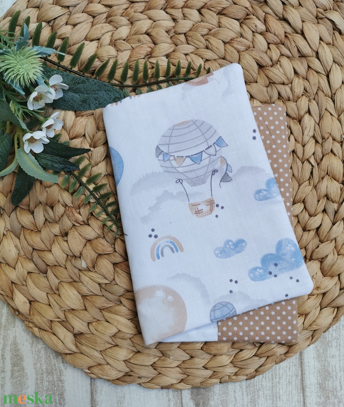Egészségügyi kiskönyv borító - Elefánt, róka, koala lufival - beige pöttyös UNISEX - játék & sport - babalátogató ajándékcsomag - Meska.hu