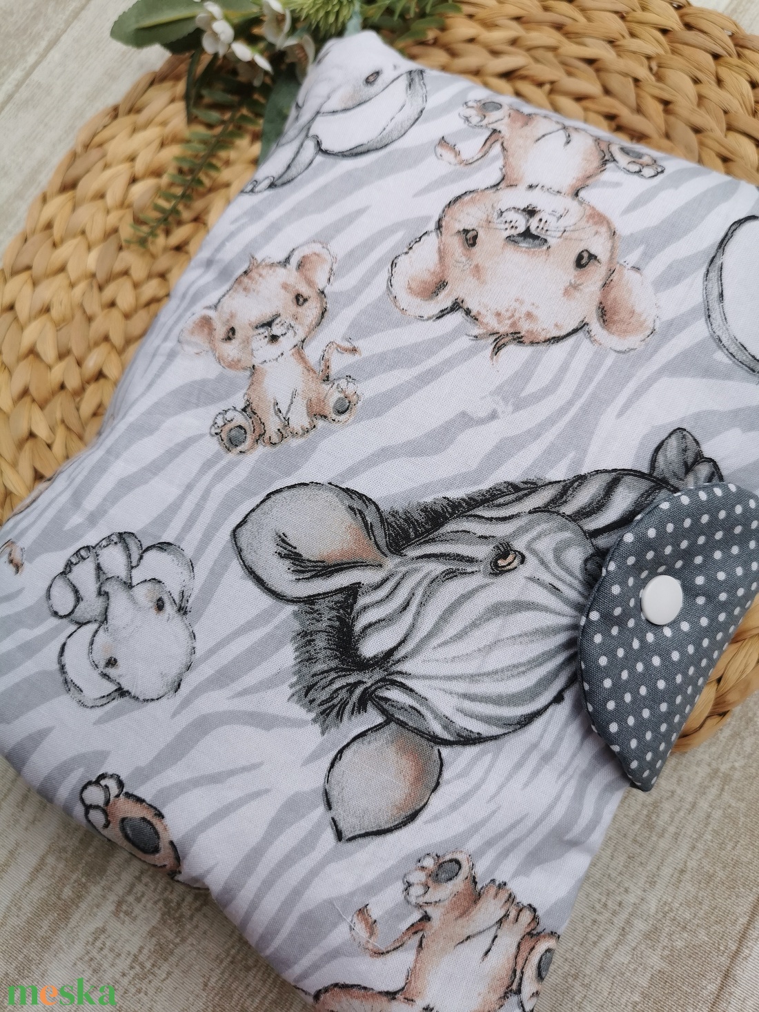 Utazó pelenkatartó táska Bébi állatos UNISEX szürke pöttyös belsővel - táska & tok - pelenkatáska - pelenkatartó tok - Meska.hu Utazó pelenkatartó táska Bébi állatos UNISEX szürke pöttyös belsővel - táska & tok - pelenkatáska - pelenkatartó tok - Meska.hu