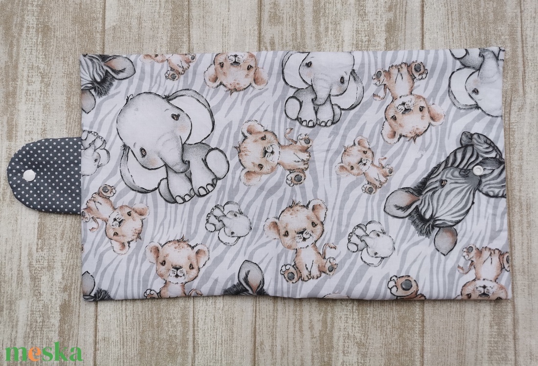 Utazó pelenkatartó táska Bébi állatos UNISEX szürke pöttyös belsővel - táska & tok - pelenkatáska - pelenkatartó tok - Meska.hu Utazó pelenkatartó táska Bébi állatos UNISEX szürke pöttyös belsővel - táska & tok - pelenkatáska - pelenkatartó tok - Meska.hu