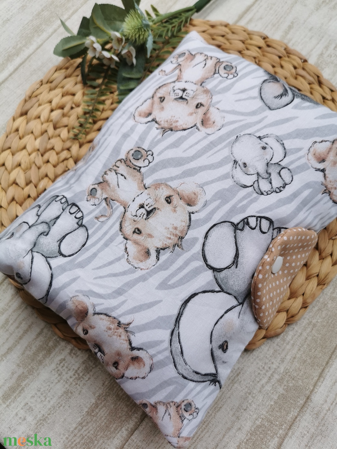 Utazó pelenkatartó táska Bébi állatos UNISEX bézs pöttyös belsővel - táska & tok - pelenkatáska - pelenkatartó tok - Meska.hu Utazó pelenkatartó táska Bébi állatos UNISEX bézs pöttyös belsővel - táska & tok - pelenkatáska - pelenkatartó tok - Meska.hu